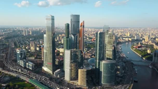 Veduta aerea di Mosca, Russia. Paesaggio urbano con centro commerciale, traffico e fiume — Video Stock