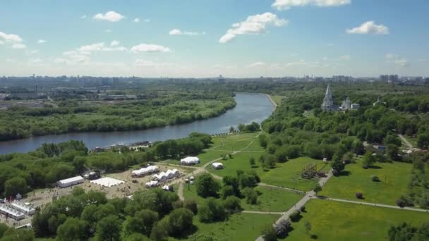 Vliegen over een groene buitenwijk — Stockvideo