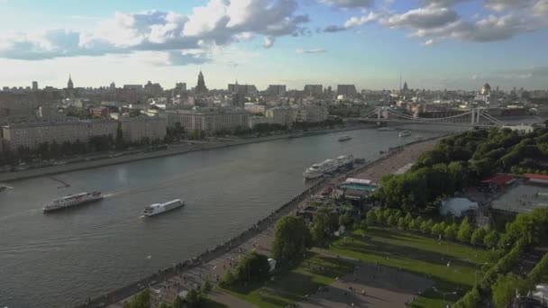 Luchtfoto van de Moskva-rivier in het centrum van Moskou — Stockvideo