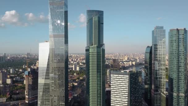 Grattacieli di vetro, sullo sfondo della città — Video Stock