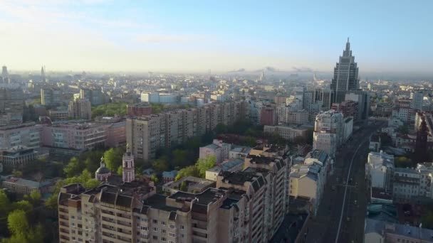 Volando sobre una ciudad de verano — Vídeos de Stock