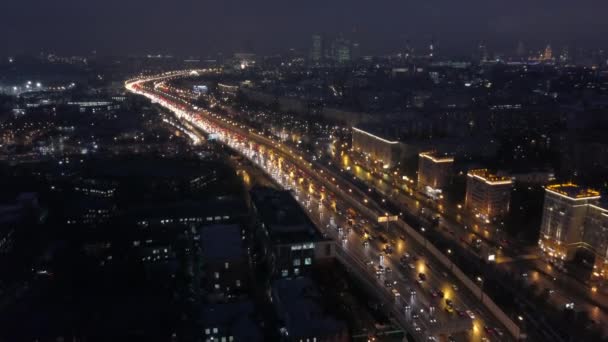 Flyga över en Night City Highway — Stockvideo