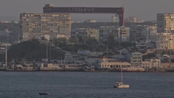 La vista al puerto de Lisnave — Vídeos de Stock