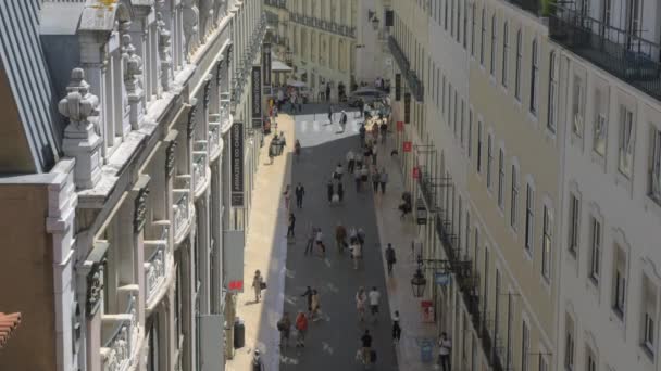 Widok z góry na słoneczną ulicę Carmo w Lizbonie — Wideo stockowe