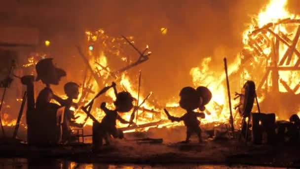 Falles gecesinde yanan kutlama inşaatlarının kalıntıları — Stok video