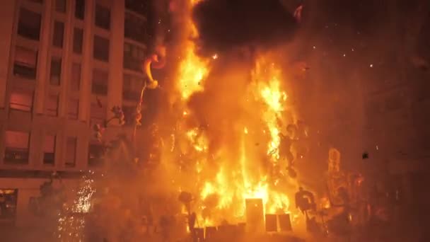 Valencia Falles son gece bir şenlik ateşi — Stok video