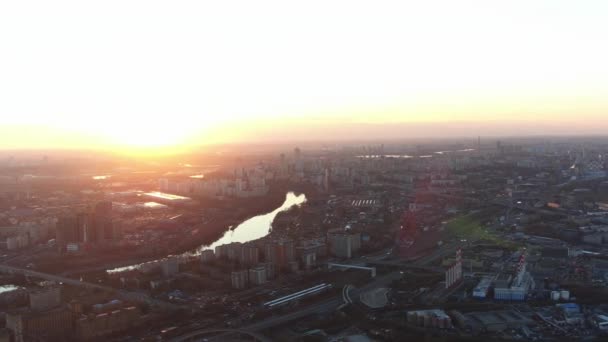 Flygbild över en megalopolis tidigt på morgonen — Stockvideo