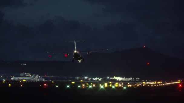 Un avión de aterrizaje por la noche — Vídeos de Stock