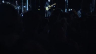 Konser hayranlarının arkalarından keyif alıyor