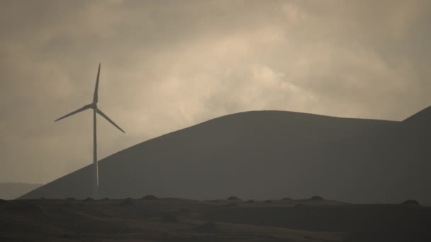 Eine monochrome Ansicht mit einem Windgenerator — Stockvideo