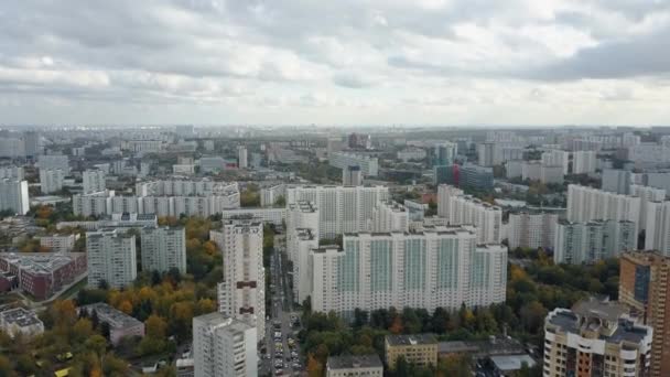 Volando sobre una enorme zona residencial de la ciudad — Vídeos de Stock