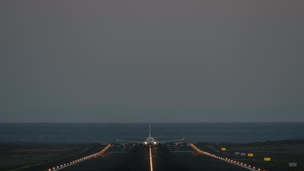 Uma pista com um avião de descolagem — Vídeo de Stock