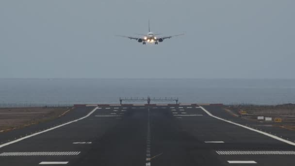 Um avião de embarque em direcção à câmara — Vídeo de Stock