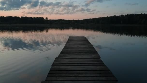 Um estreito cais de madeira sobre um lago — Vídeo de Stock