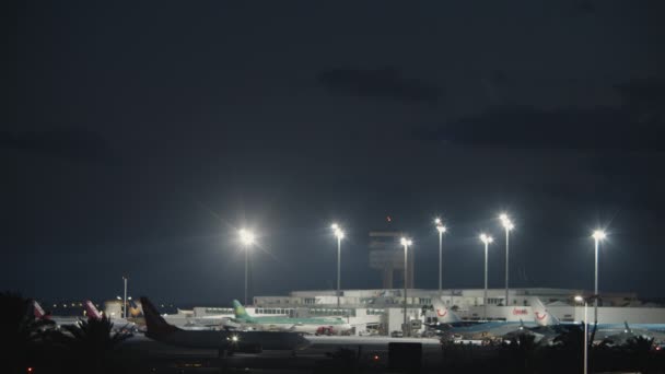 A Lanzarote repülőtér és a Kanári-szigetek közötti éjszakai kilátás — Stock videók