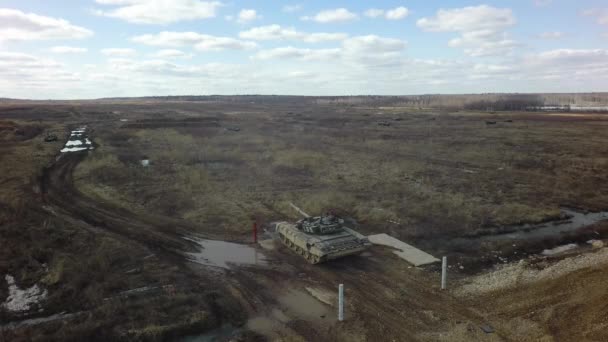 Luchtfoto van tank vuren op militair opleidingsgebied, Rusland — Stockvideo