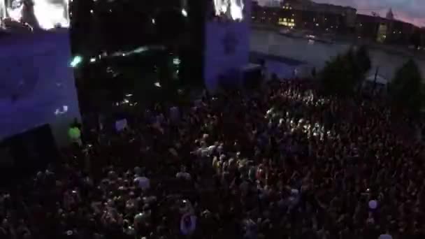 Vue aérienne de la performance du groupe de rock et de la foule des fans — Video