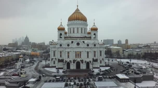Moskva utsikt med katedralen Kristus Frälsaren, bakåt flyga — Stockvideo