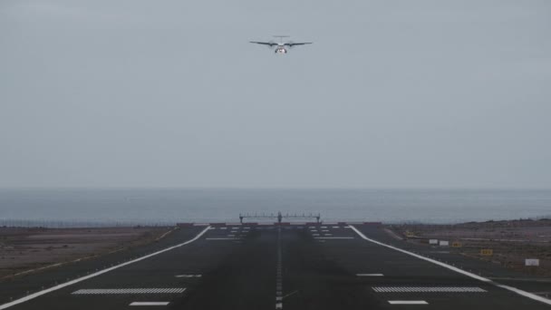 Arrival of the airplane. Jet landing — Stock Video