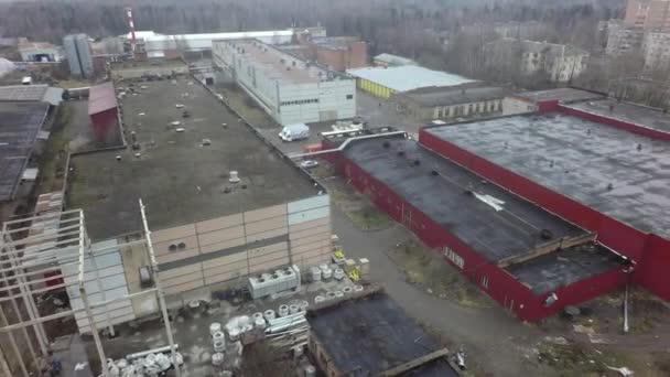 Fabrika alanında endüstriyel binaların havadan görünümü — Stok video