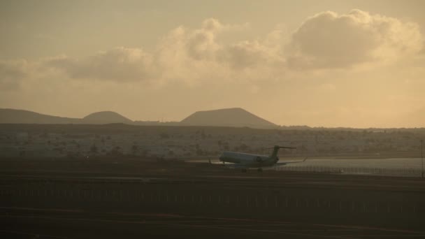 Arrivée de l'avion à la ville côtière pittoresque — Video