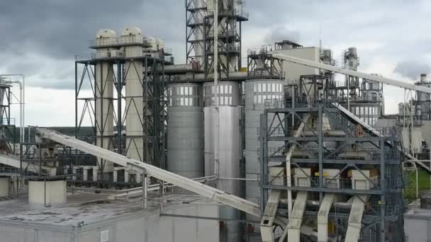 Factory med rökrör, utsikt från luften — Stockvideo
