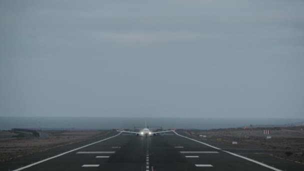 Flugzeug hebt von Landebahn mit Blick auf den Ozean ab — Stockvideo