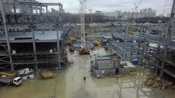 Vista aérea do canteiro de obras com edifícios de estrutura de aço inacabados — Vídeo de Stock