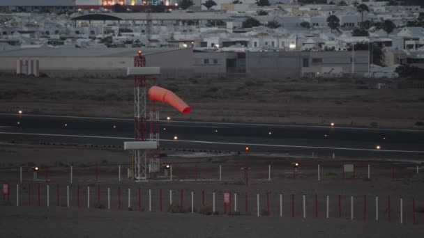 Orangefarbene Windsack am Flughafen — Stockvideo