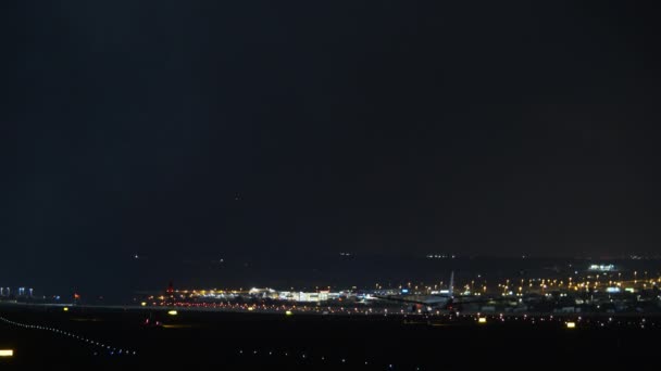 Uçak gecesi kalkışı. Karanlıkta havaalanı ışıkları — Stok video