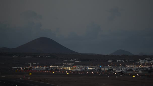 Vliegtuig verlaten schilderachtige avond stad — Stockvideo