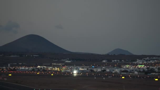 Samolot opuszczający Lanzarote w zmierzchu, Wyspy Kanaryjskie — Wideo stockowe