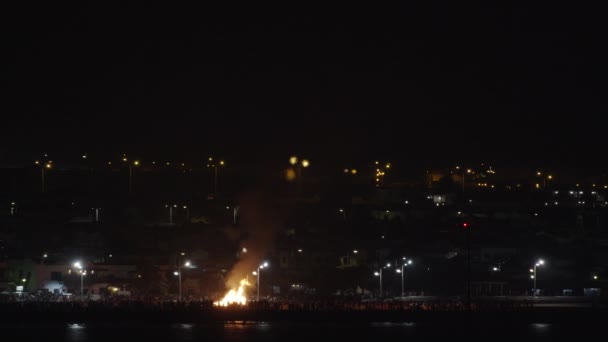 ランサローテ島のサンファンフェスティバルでウォーターフロントでたき火 — ストック動画