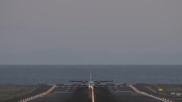 Akşam saatlerinde deniz yoluyla havaalanından kalkan uçak — Stok video