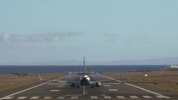 Flygplans Take-off. Landningsbana med utsikt till hav och berg — Stockvideo