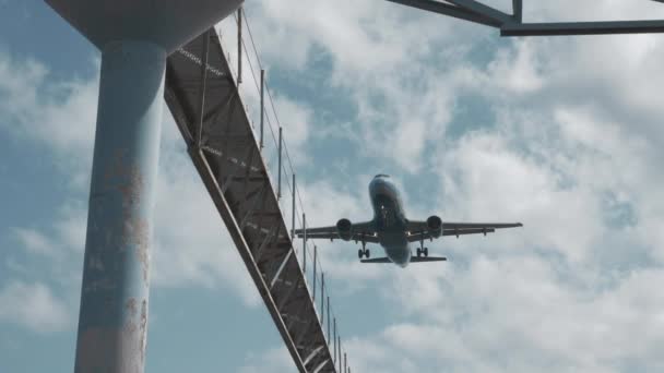 Flugzeug im Landeanflug über der Stadt — Stockvideo