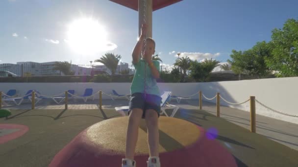 Kind auf fliegendem Fuchs auf Spielplatz — Stockvideo