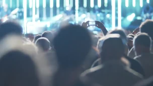 Музыкальные фанаты наслаждаются концертом — стоковое видео