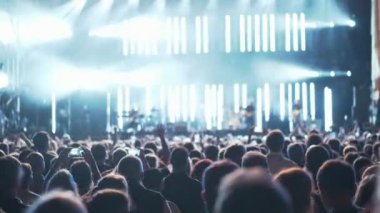 Müzik gösterisinin keyfini çıkaran hayran kalabalığı