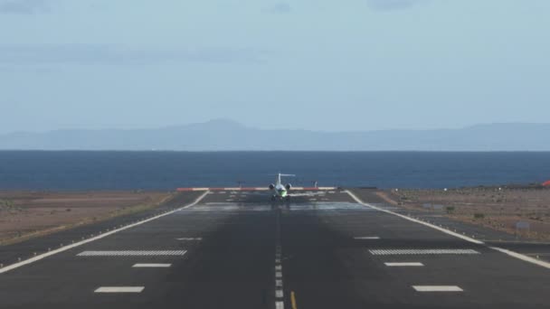 Verkehrsflugzeug beim Start. Aussichtsreiche Landebahn mit Blick auf Meer und Berge — Stockvideo
