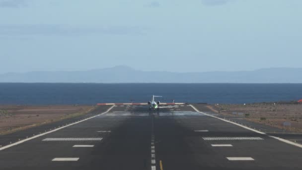 Aereo in decollo. Pista panoramica con vista sul mare e sulle montagne — Video Stock