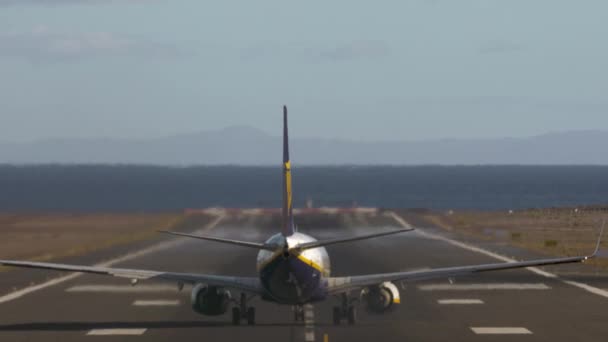 Flugzeug hebt ab und fliegt über das Meer — Stockvideo