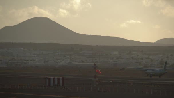 Vliegtuig landing in schilderachtige stad met heuvels landschap — Stockvideo
