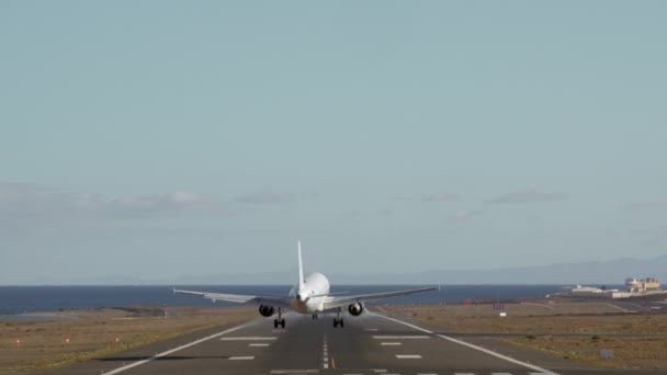 Avião chegada ao aeroporto perto do mar — Vídeo de Stock