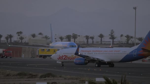 Aeropuerto de Lanzarote por la noche. Desembarque y tráfico aéreo — Vídeos de Stock