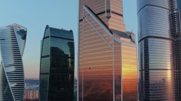 Επιχειρηματικό κέντρο πόλης με σύγχρονους ουρανοξύστες γραφείων, εναέρια άποψη — Αρχείο Βίντεο