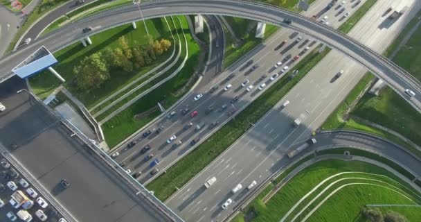 Moscú paisaje urbano con intersecciones ocupadas, vista aérea — Vídeo de stock