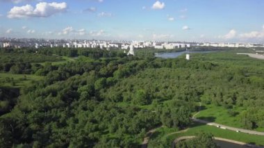 Büyük bir yeşil park alanının havadan görünümü