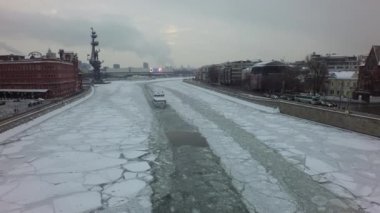 Donmuş Moskova nehri ile kış Moskova şehir manzarası