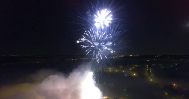 Una vista aerea di un enorme bel fuoco d'artificio in un cielo nero pece — Video Stock